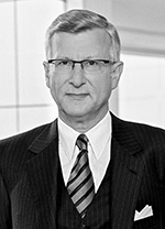 Porträtfoto Prof. Edward G. Krubasik